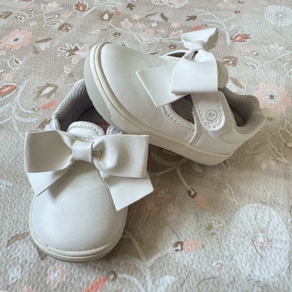 Stride Rite White Bow baby sneaker SIZE 4